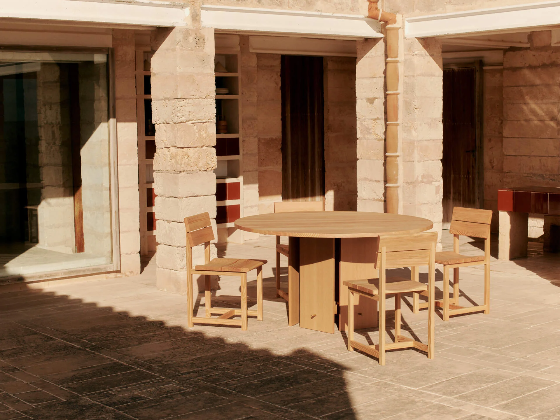 Aukko Dining Table - Ø140 - Douglas Fir - Image 2