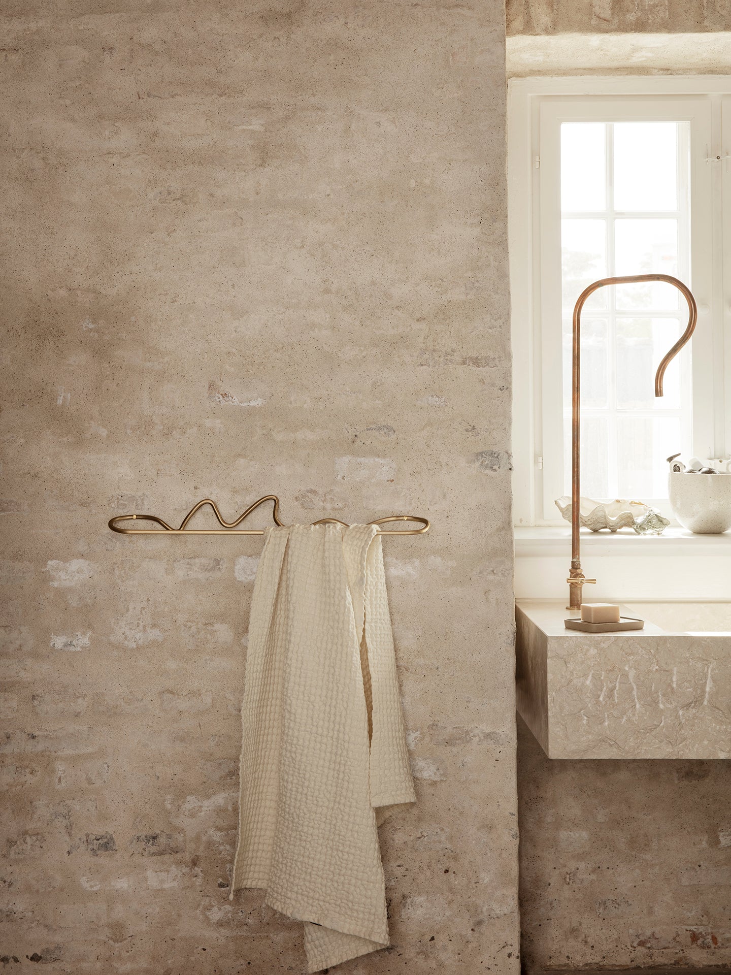 Curvature Towel Hanger - Brass - Image 3